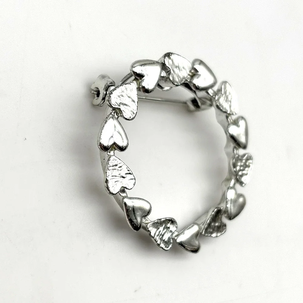 Vintage 70s Gerry's Creations Silver-tone Heart Wreath Round Brooch Pin 1 3/8
